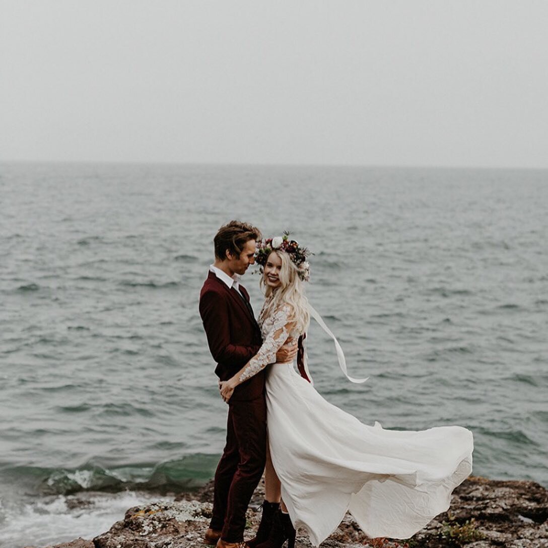 MIDWEST DESTINATION WEDDING&hellip; said no one ever. ✋🏻Hold up. 

After a much needed weekend in the North Woods and a trip to see Lady Lake Superior over the weekend I found myself scrolling back to THIS stunning ceremony.  I mean come on&hellip; 