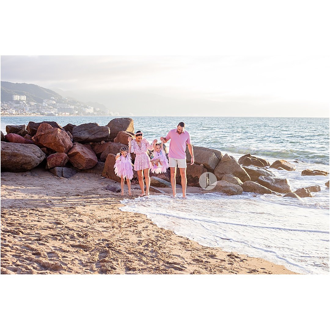 inspiring-beach-portraits-family-puerto-vallarta