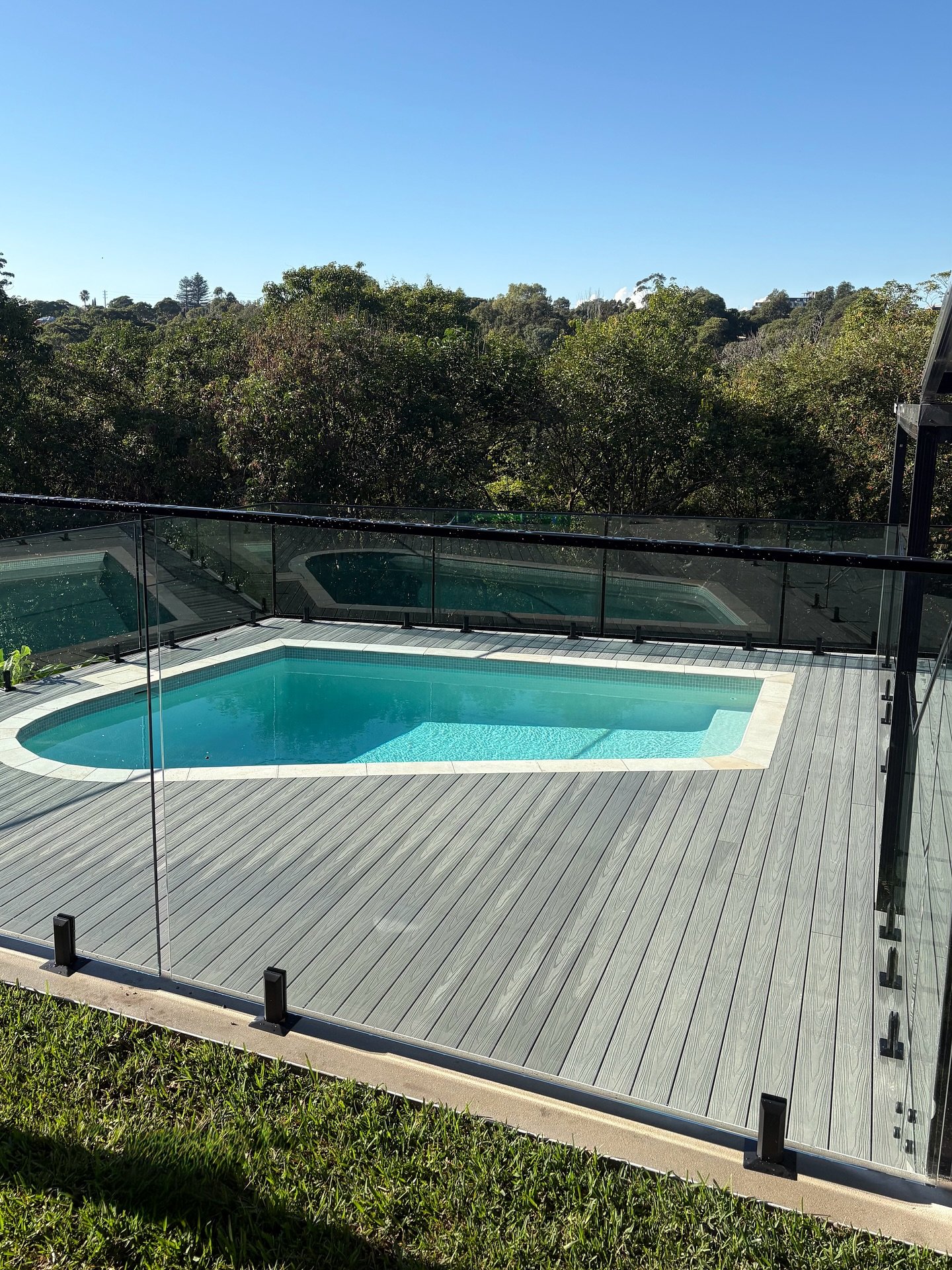 A pool with a view &mdash; and a deck to match 🔨🌿
.
.
.
.
.
.
.
Glazing: @glazedco.sydney 
Interior: @traydpoolfinishes 
.
.
.
.
.
.
#pooldeck #deckbuilding #poolrenovation #backyarddesign #poolside #outdoorliving #landscaping #homeimprovement #poo