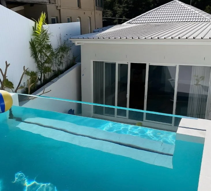 Framed for perfection 💧
This custom pool build showcases a glass window detail that merges modern design with relaxed coastal living.
#PoolConstruction #ClovellyBuild #GlassPoolWindow #LuxuryHomes #SydneyBuilders #ArchitecturalDetails