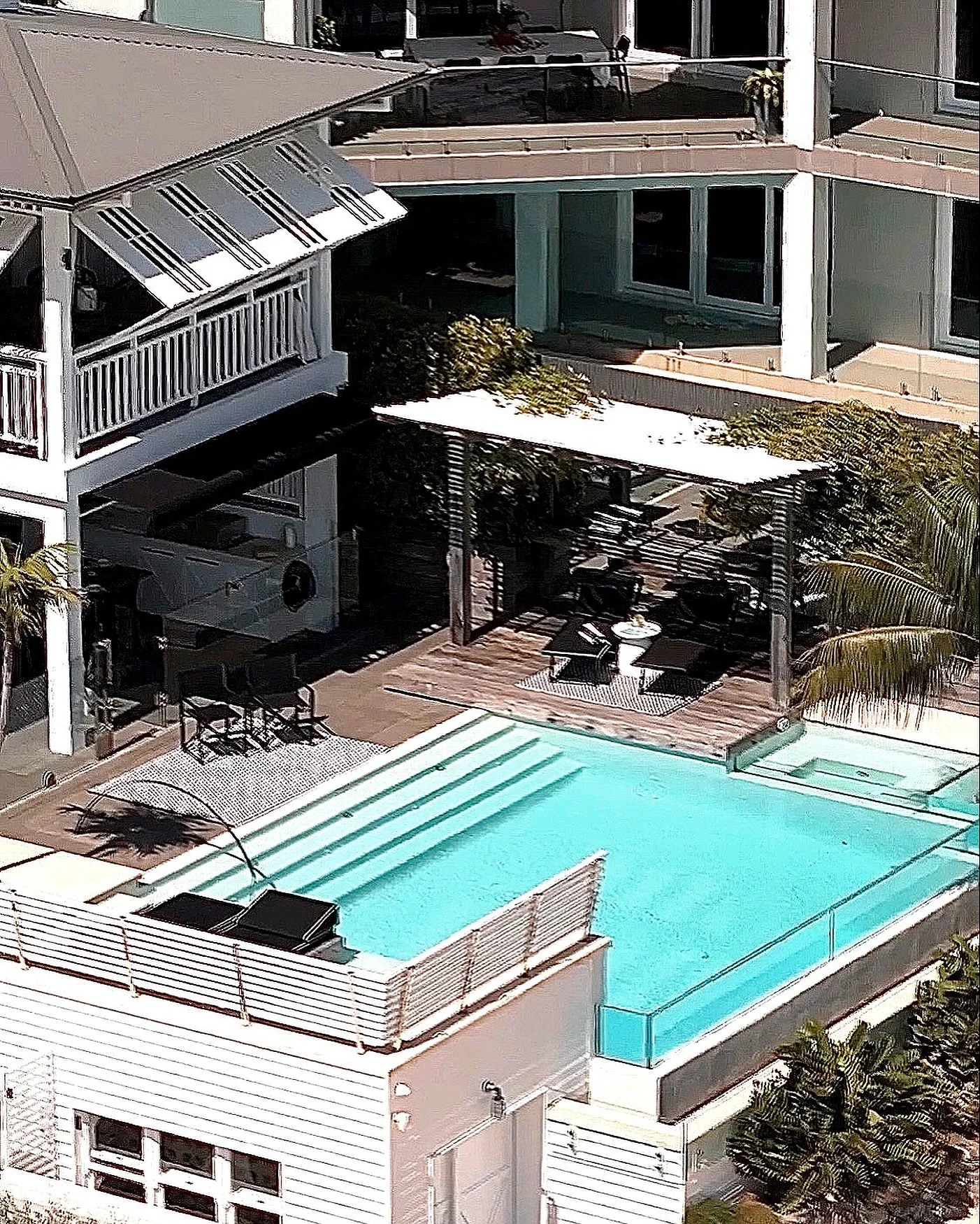 Clean, clear, and effortlessly coastal. White interior meet glass-edge views for a ultimate fresh finish. #ModernCoastal #GlassPoolGoals #BreezyVibes