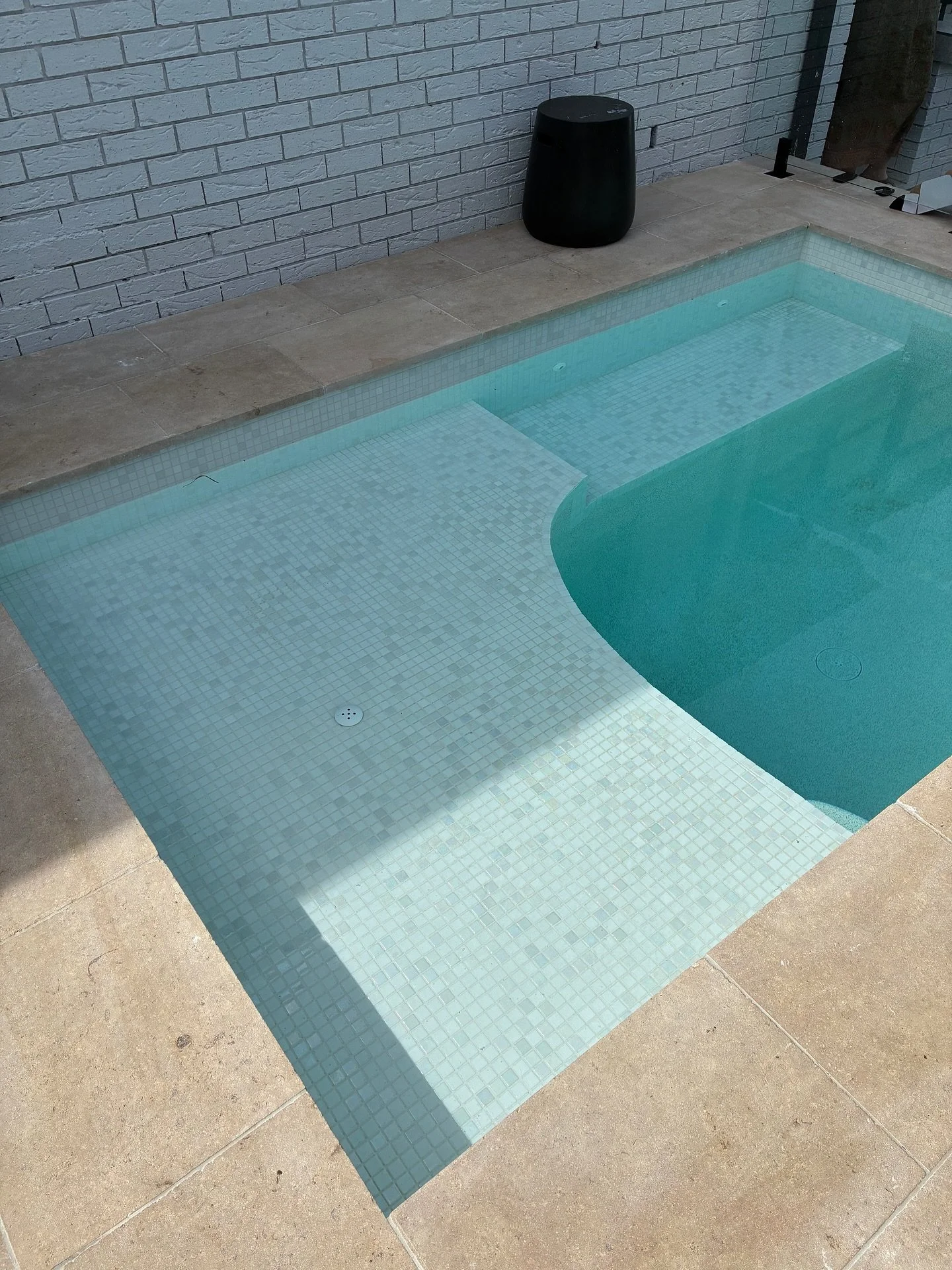 Project Kirrawee
This backyard came with its fair share of challenges — a compact space, limited landscape area, and even a sewer line running through it. But with some creative planning and clever design, we made it work! The end result? A stu