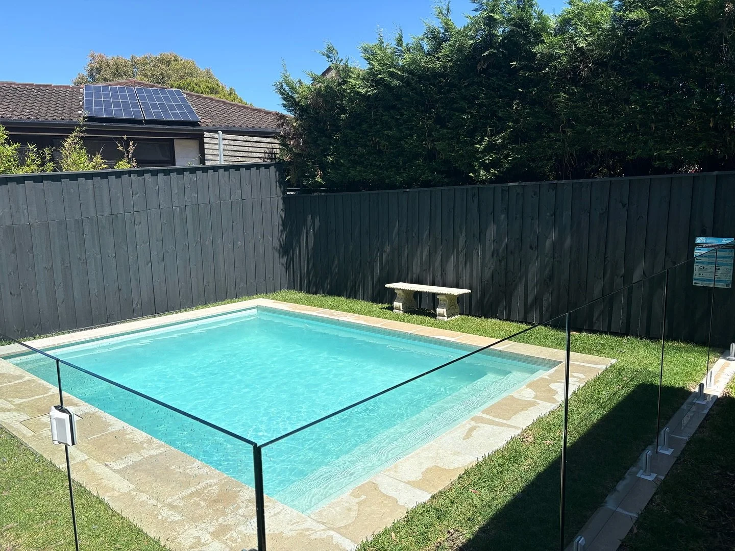This Putney pool proves that simplicity can be stunning. Designed with classic lines and a minimalist finish, it brings calm and elegance to the space.
The challenge? The pool sits directly above a sewer line which has been engineered &amp; concrete 