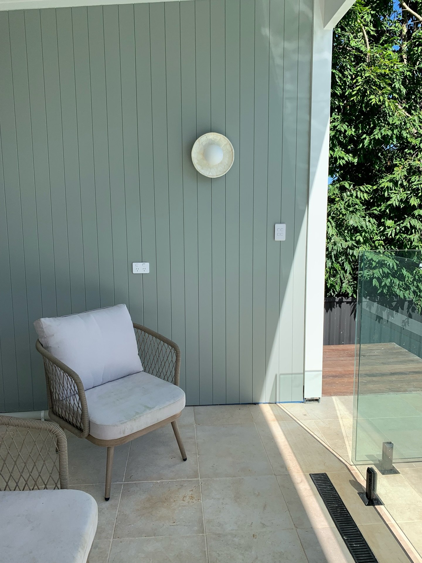 Poolside cabana coming together beautifully ✨ 

Finished with cladding to the walls, creating a seamless, cohesive look throughout the space. The clean lines add texture and depth while keeping that relaxed, coastal feel&mdash;perfect for a poolside 