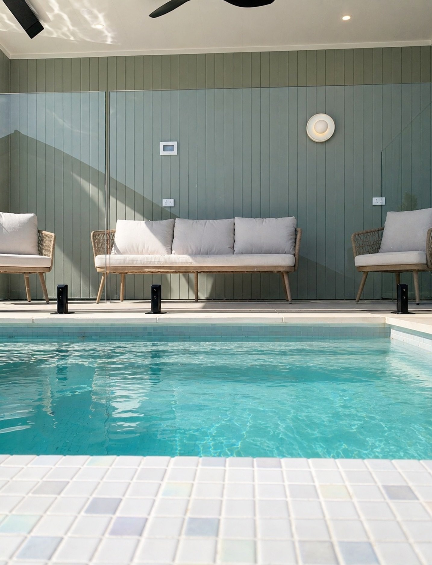 Where the pool meets the cabana &mdash; effortless outdoor living done right.
Light, space, and a place to unwind 

#pooldesign #cabanaliving #outdoorliving #modernpool #traydools