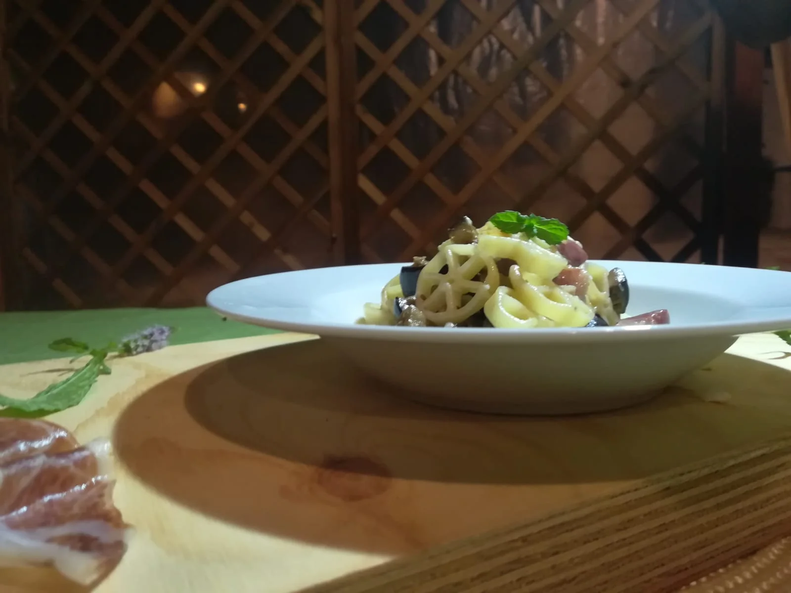 ROTELLE CON MELANZANE E CAPOCOLLO SU CREMA DI PEPERONI E RICOTTA