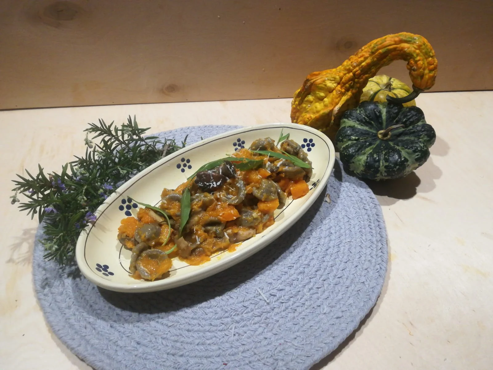 ORECCHIETTE DI GRANO ARSO CON ZUCCA E FUNGHI CARDONCELLI