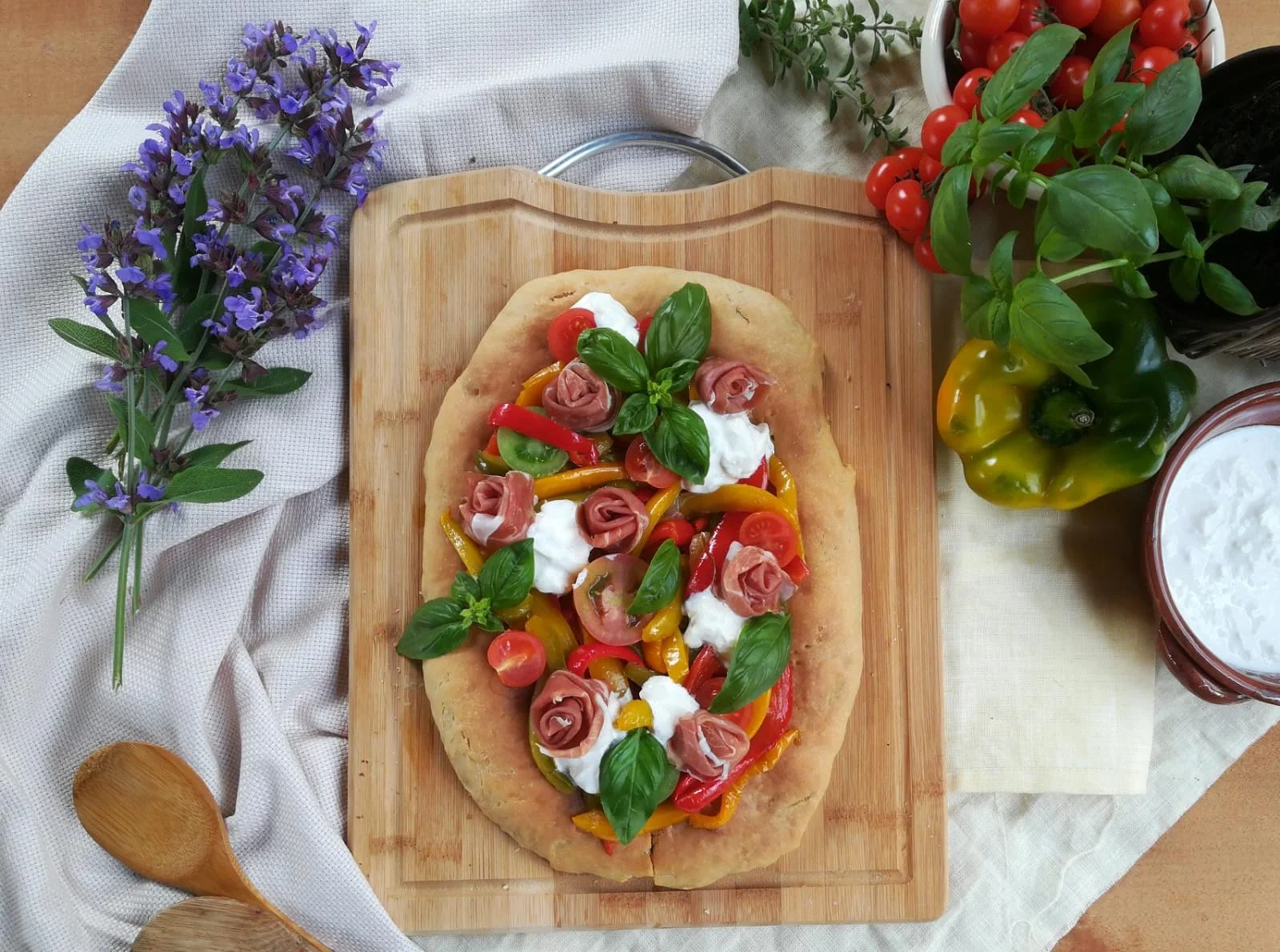 FOCACCIA CON PEPERONI, POMODORINI, STRACCIATELLA E PROSCIUTTO CRUDO