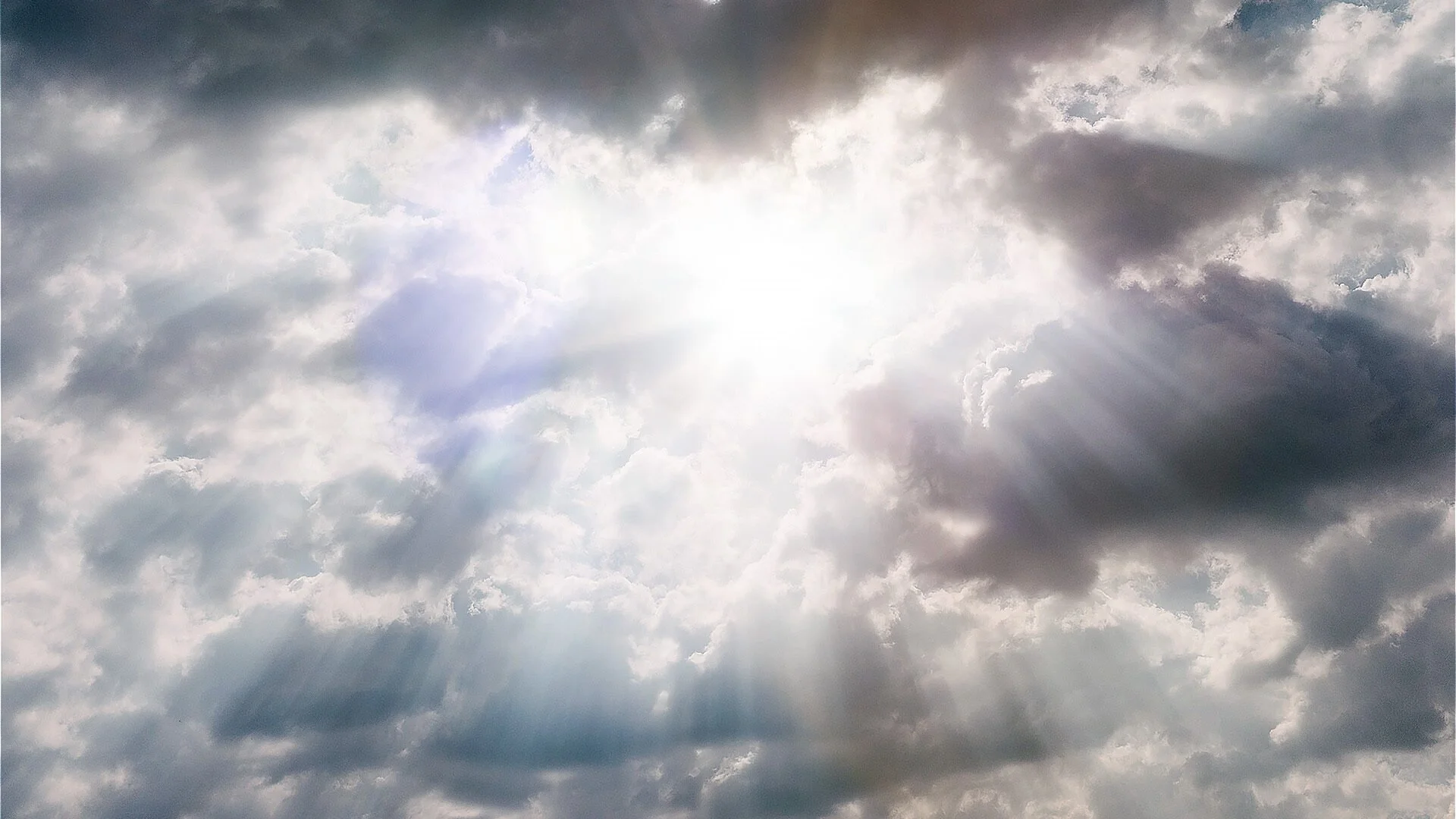 Sì, una persona che ami ti sta guardando dal cielo