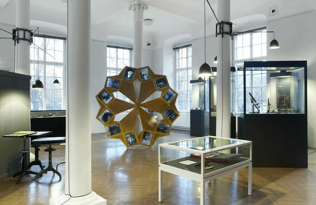 Ansicht der Ausstellung Augenphantom und Kugelsucher, in der Mitte eine Installation des österreichischen Künstlers Tillman Kaiser