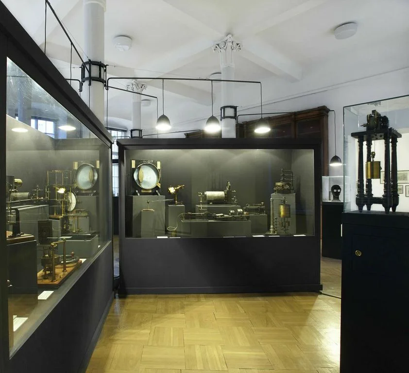 historische physiologische Instrumente in zwei Vitrinen in der Ausstellung Augenphantom & Kugelsucher