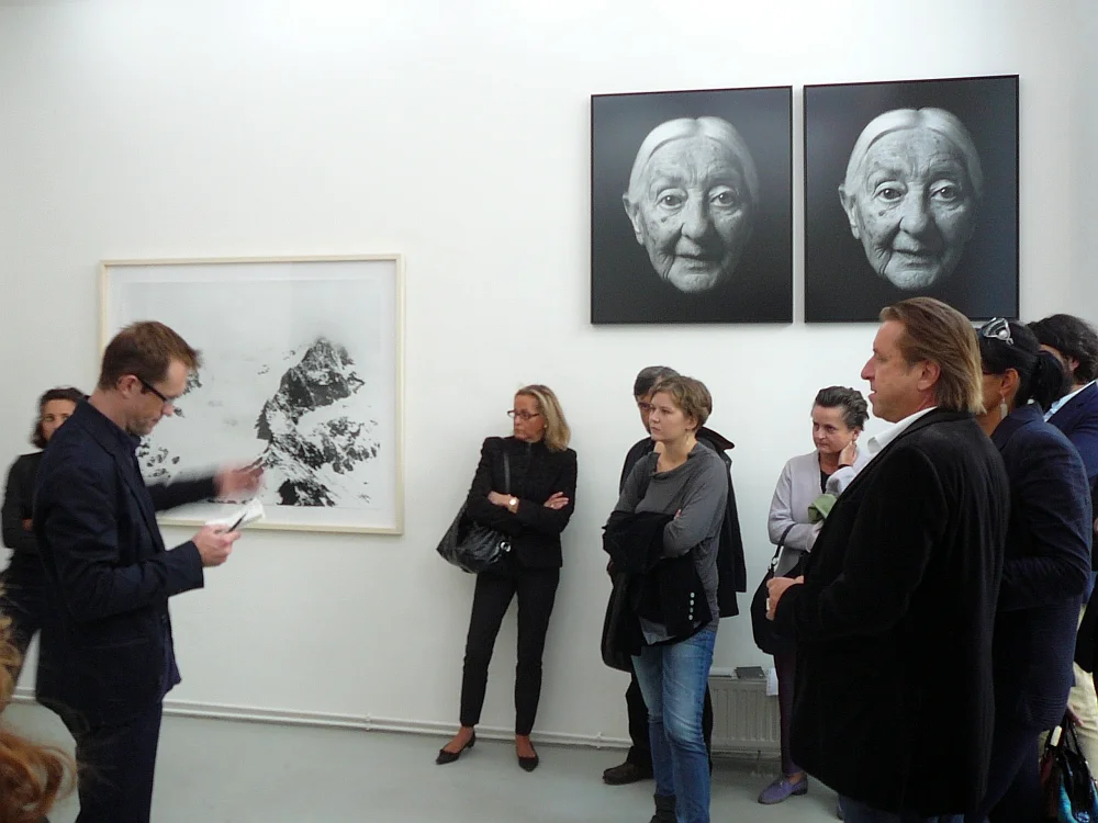 Simon Rees in der Galerie Momentum mit einer Vienna Gallery Weekend Gruppe spricht über die Arbeiten von Gerd Hasler, 2010