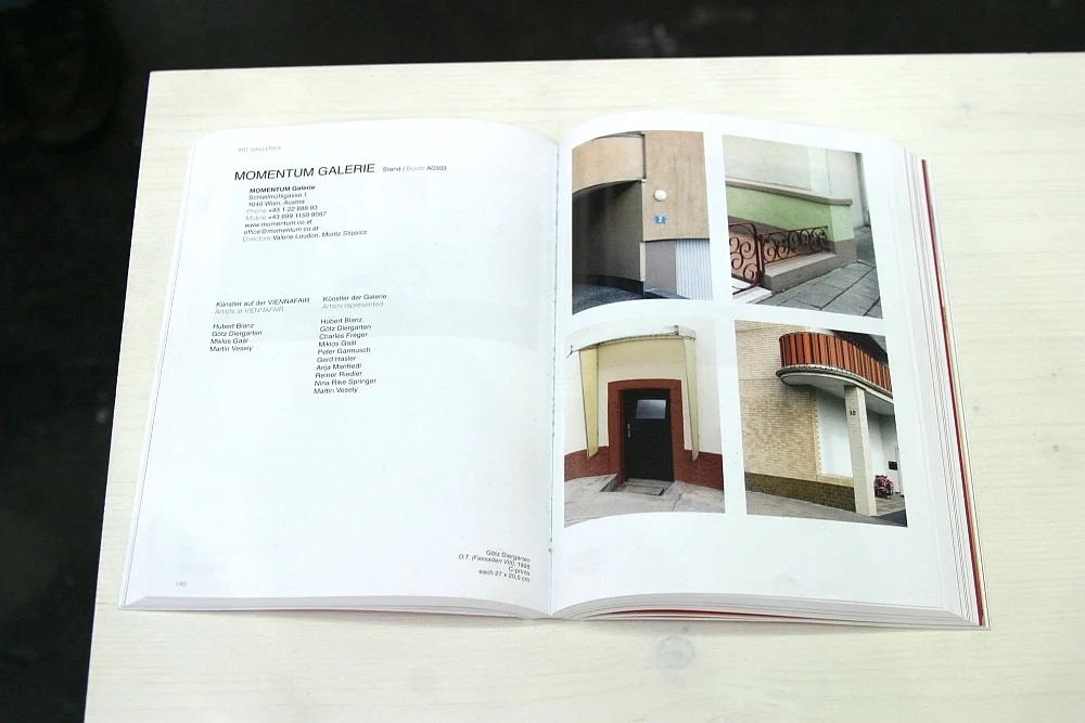 Aufgeschlagene Katalogseite von Viennafair 2009,  mit Bildern von Götz Diergarten.