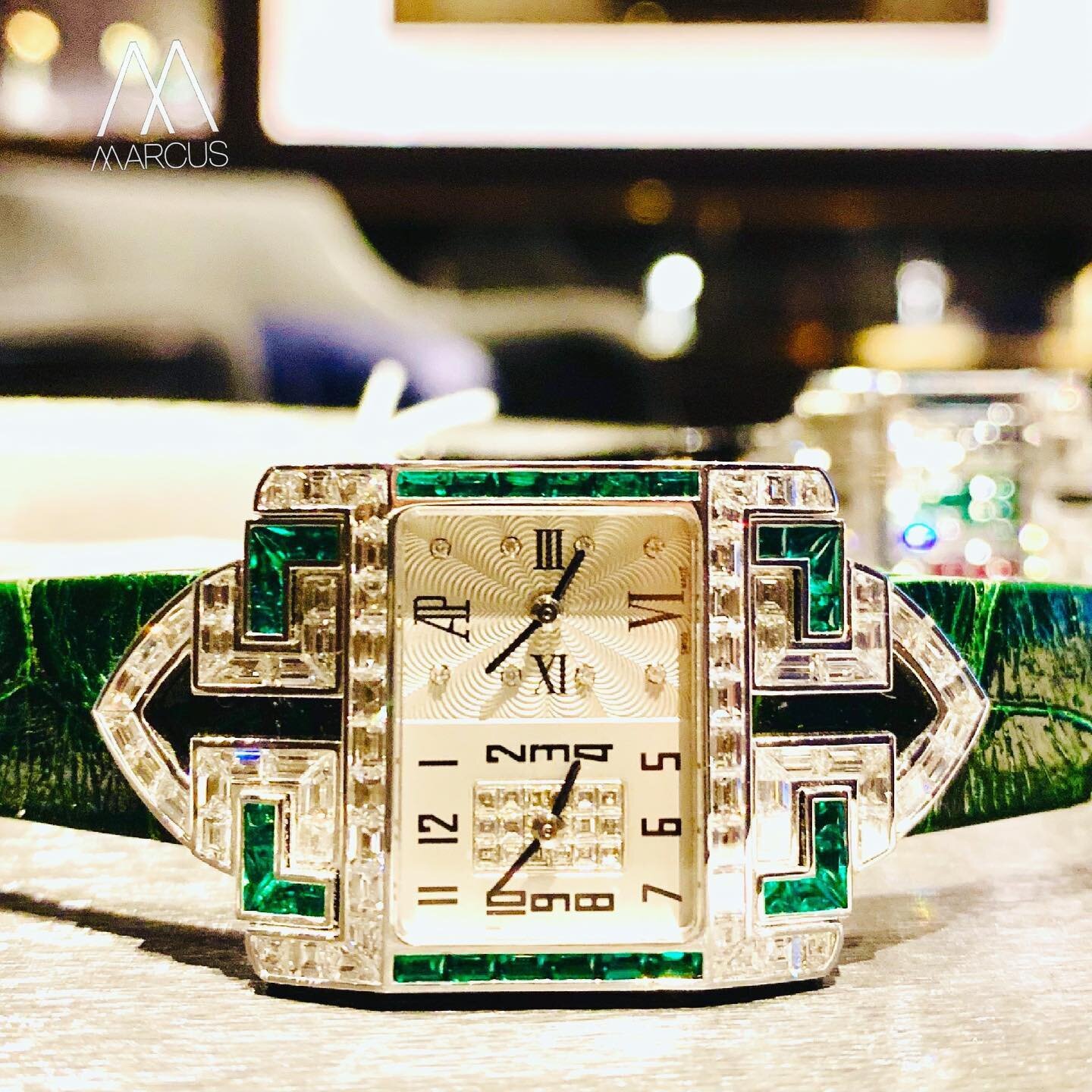 She never loses her charm! 💚

#audemarspiguet #unique #highjewelry #rarepiece #watch #collector #dualtime #horology #luxury #wotd #forher #diamond #emerald #watchgeek