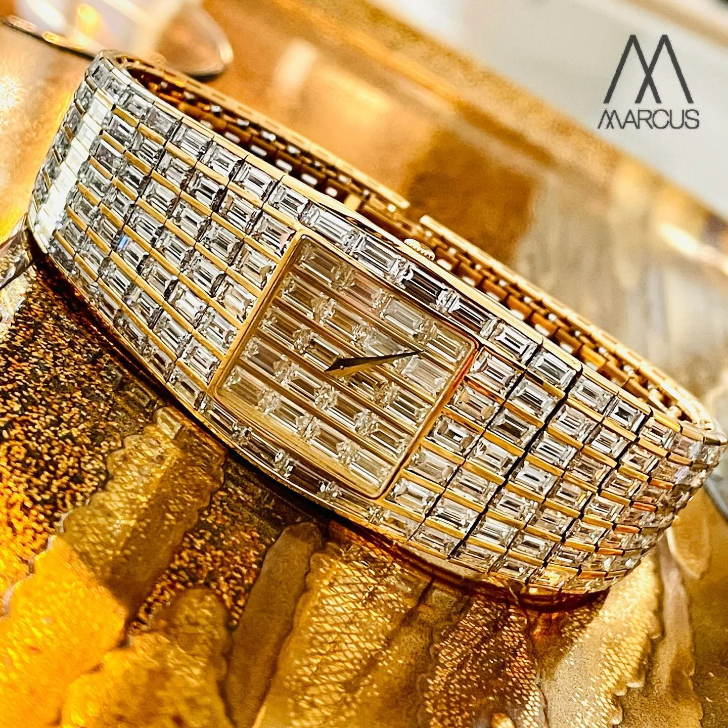 Literally dazzling 💛✨

#piagetwatch 
#galaxy 
#special 
#wotd 
#watchgeek 
#baguettediamonds 
#hautejoaillerie 
#dazzling 
#luxury 
#lifestyle