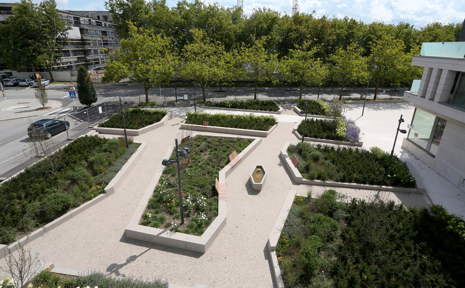 The Place Thorn is the centrepiece of a new district in Merl. In the emerging dense development it creates a space for big events and for neighbourhood encounters. The central open area provides a meeting place around a set of fountains, in the lush 'urban garden' the residents can come to rest. A ramp with dense tree planting at the other end creates the direct connection to the future park and sets another vegetative accent. Urban design by StdM.