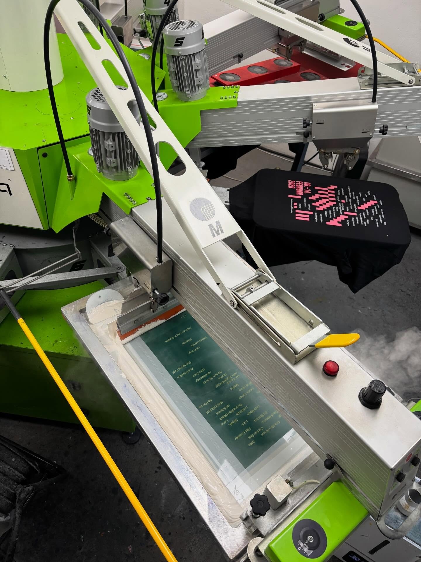 Wasserbasierter Siebdruck mit GOTS-zertifizierten Farben auf nachhaltig produzierten T-Shirts f&uuml;r das @oneofamillionfestival ❤️&zwj;🔥

#siebdruck #screenprint