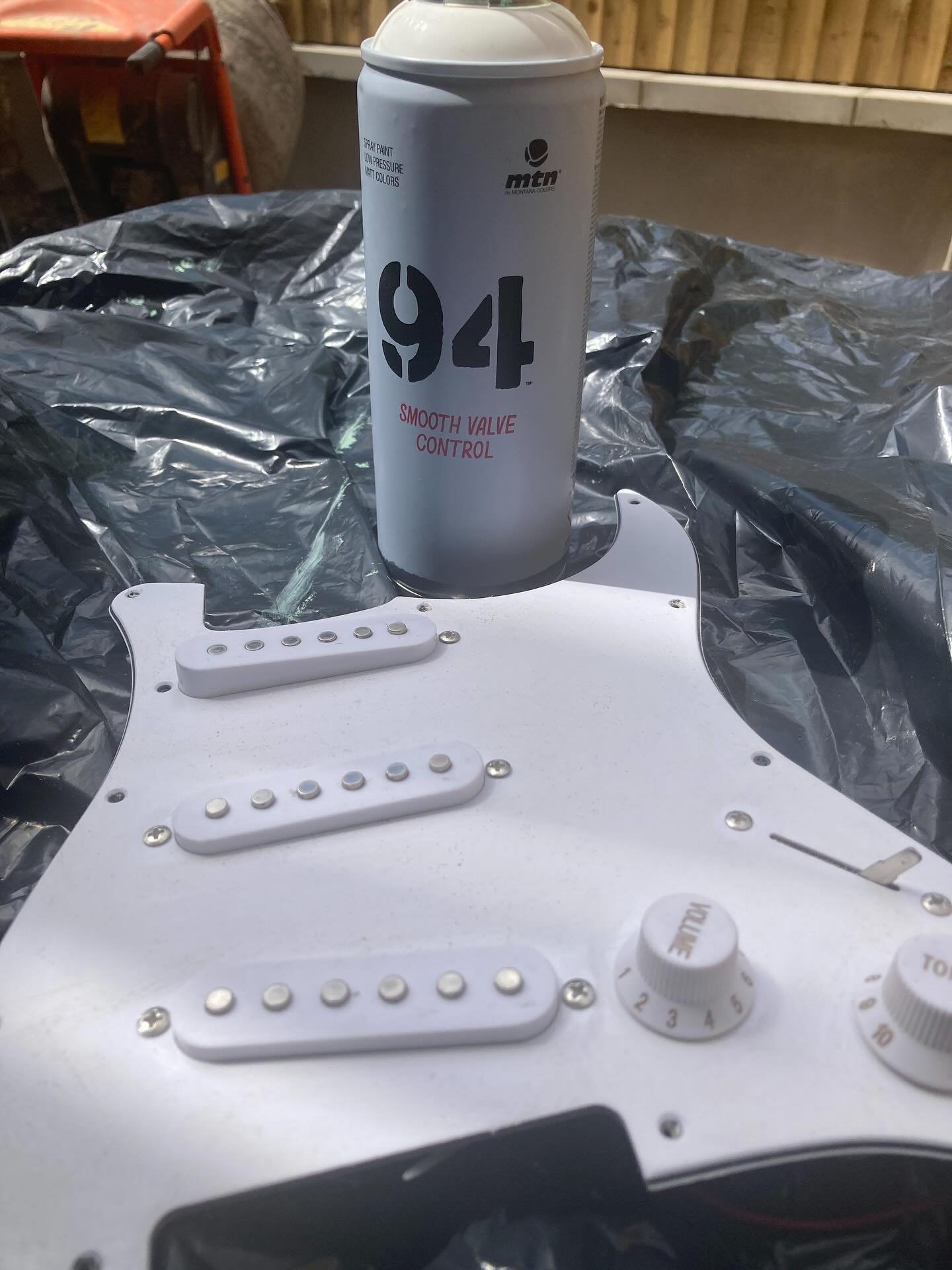 Sprayed and ready to paint 🙌🎸🎸🎸🎸🎸🎸🎸🎸🎸🎸🎸🎸🎸🎸

@mcrarttrail starts in 12 days&rsquo; time 🕰️ on 7 July 😎 Add it to your diaries!

@noma_mcr
#manchestermusictrail
#manchester
#manchestersterart
#wildinart
#musicforthesenses
@wildinart
@v