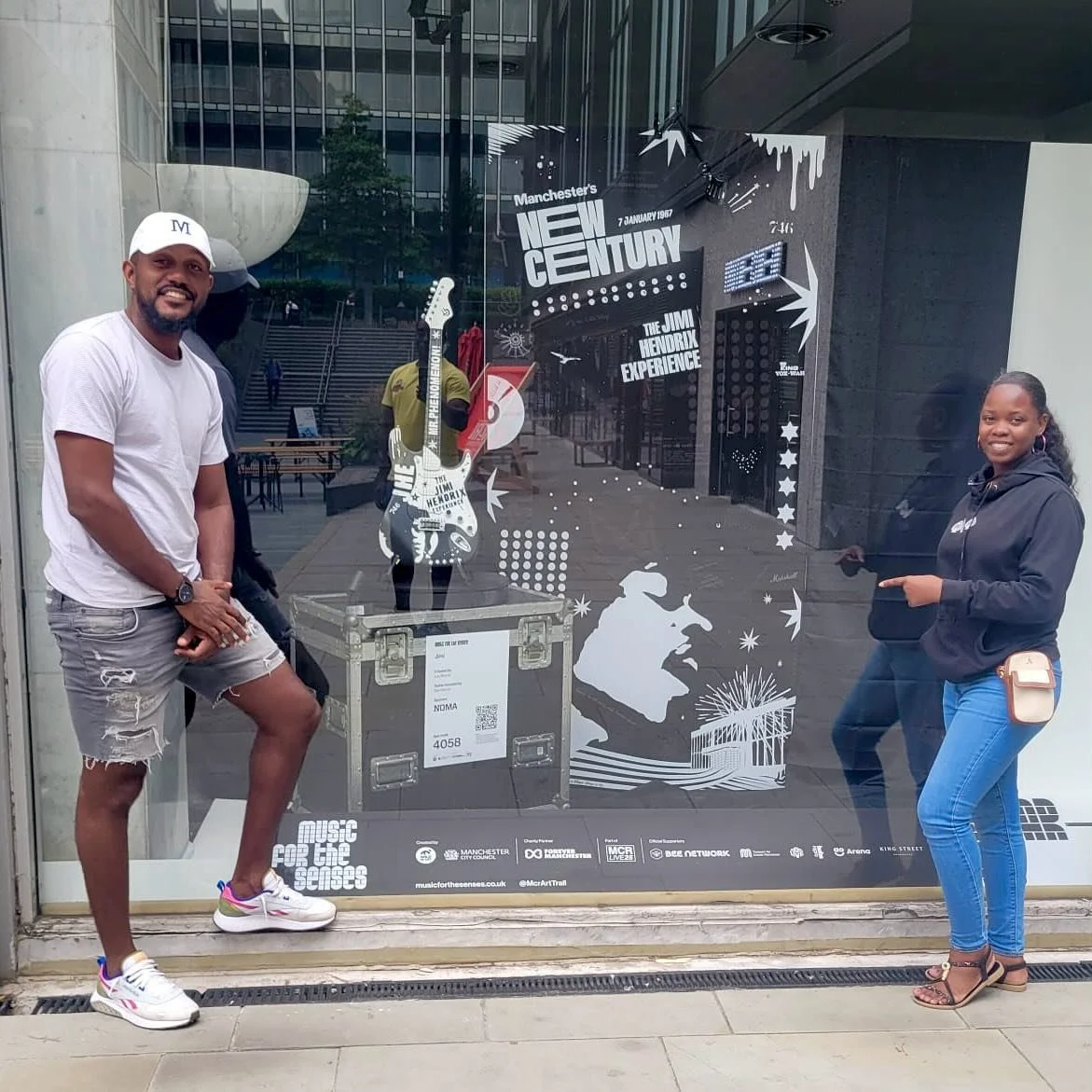 Huge thanks to my good friends Marc and Alisha who are over from Barbados on vacation, and who took time out of their mini trip to Manchester to visit my guitar 🙏 You are stars 🌟🌟 &hearts;️🎸🎸🇧🇧 😘#firstvisitors #musicforthesenses #musicforthes