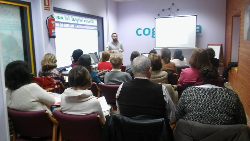 Familiares y profesionales durante la jornada