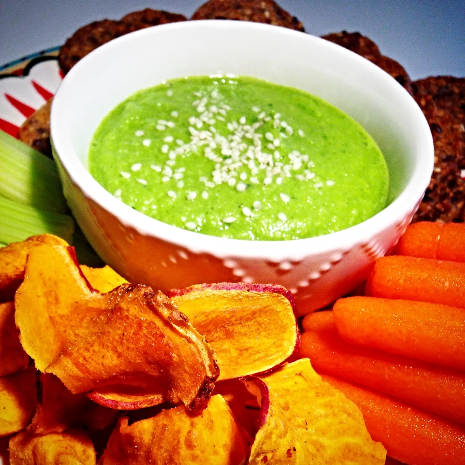 Vegan, paleo and veggie heavy, super-addicting hummus. How could snacking get any better?!