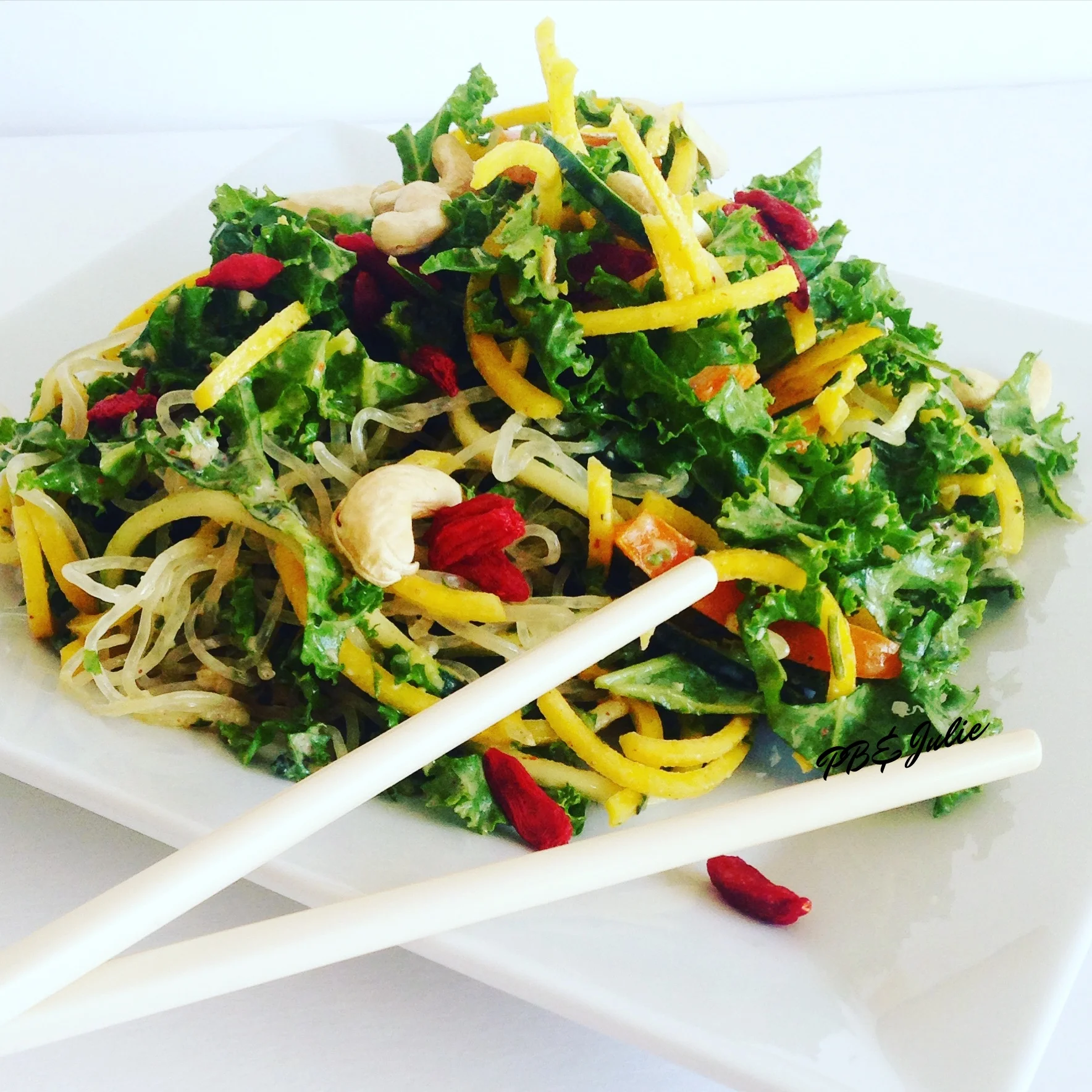 Asian-inspired noodles of the sea, this raw kelp pasta bowl is sure to impress the pickiest of palates. Paleo, raw, vegan and gluten free.