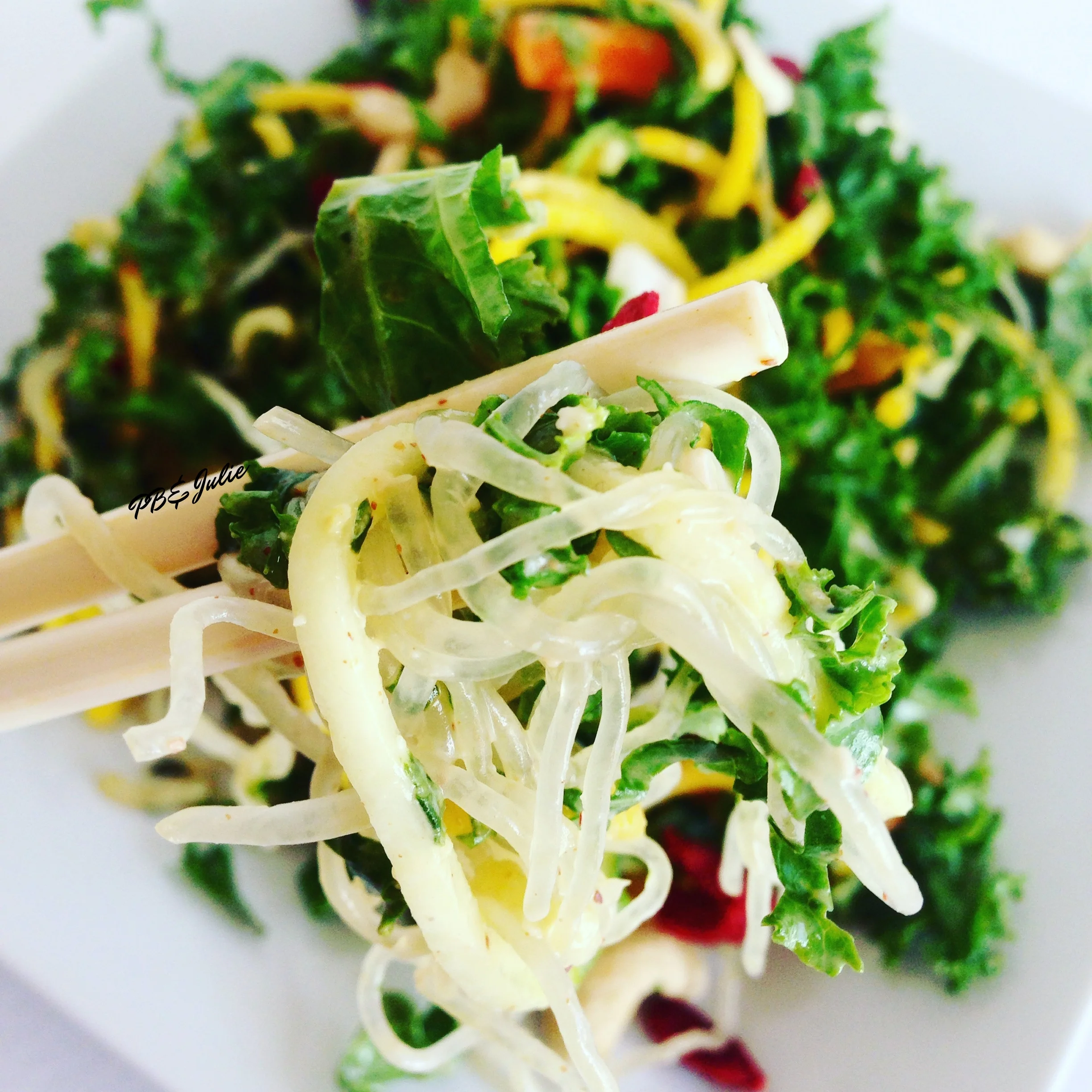 The pasta bowl New Year's Resolutions are made of. Low-carb and loaded with flavor. Vegan, raw and gluten free!