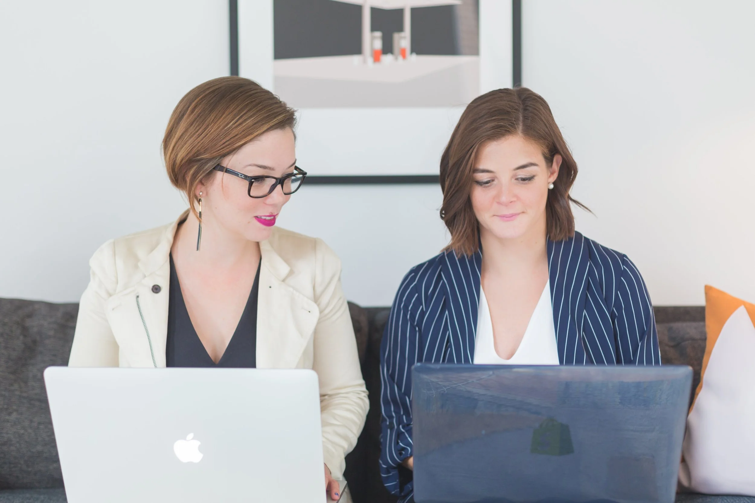 business-woman-meet-with-laptops_4460x4460.jpg