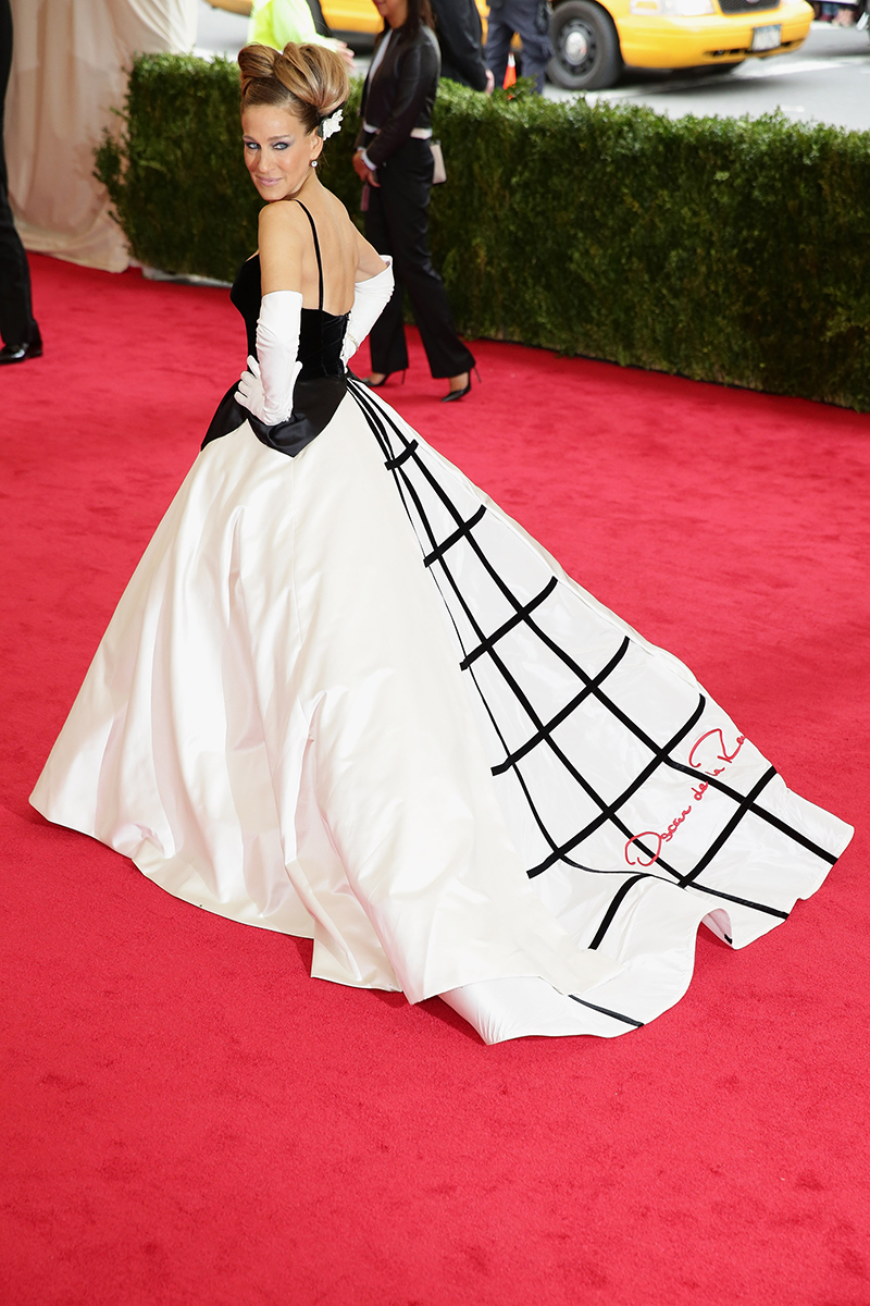  Sarah Jessica Parker in Oscar de la Renta at the Met Gala 