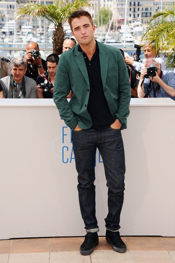 Robert-Pattinson-Vogue-19May14-PA_b_592x888.jpg