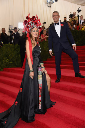  Sarah Jessica Parker  Dress: H&amp;M / Hat: Philip Treacy 