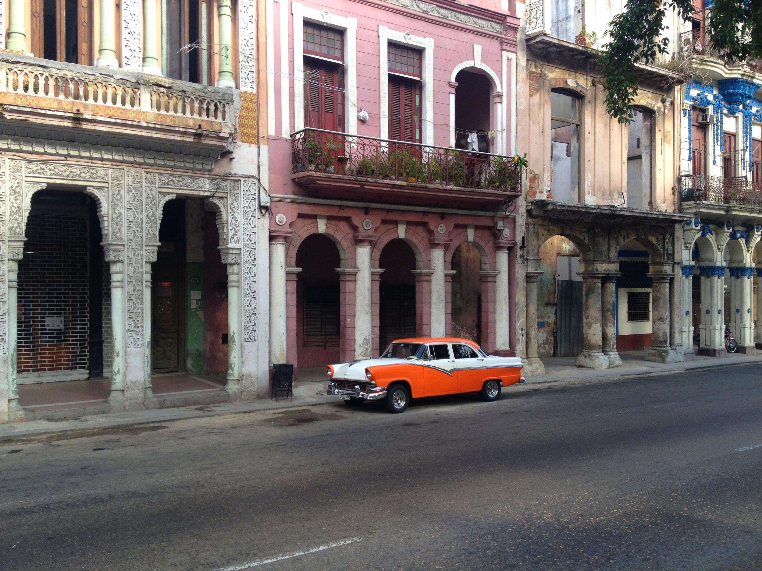  9AM. Walking down el Paseo del Prado. 