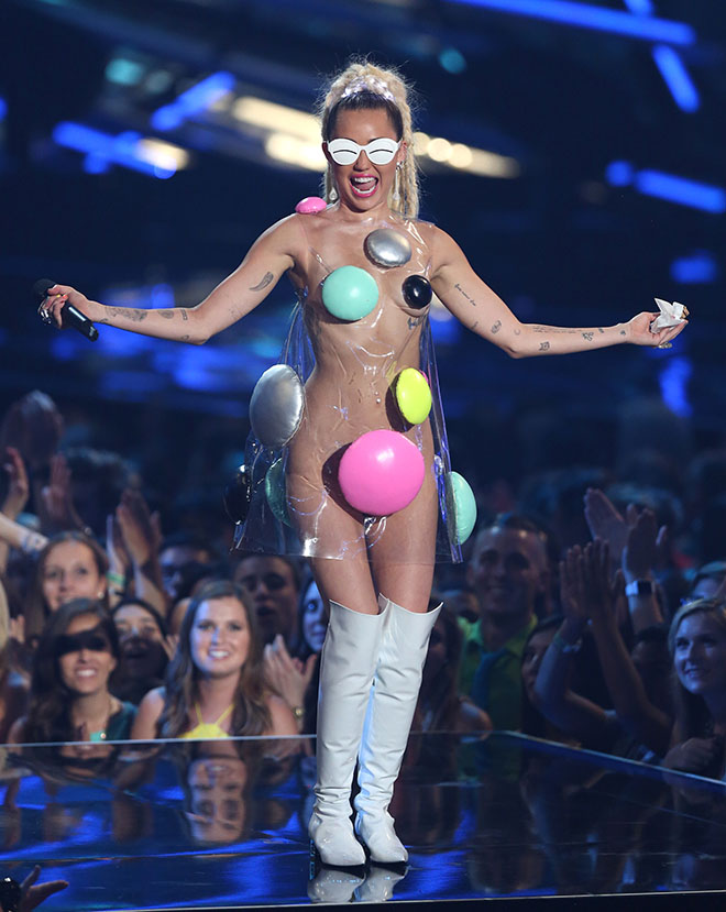 Miley_Cyrus_Outrageous_Outfits_VMAs_4_embed.jpg