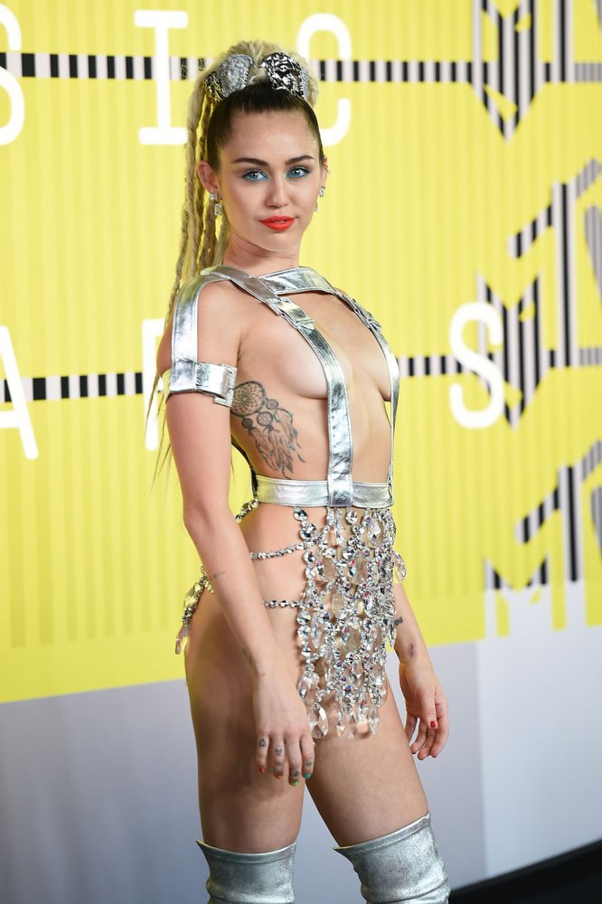 miley-cyrus-mtv-vmas-versace-fashionado