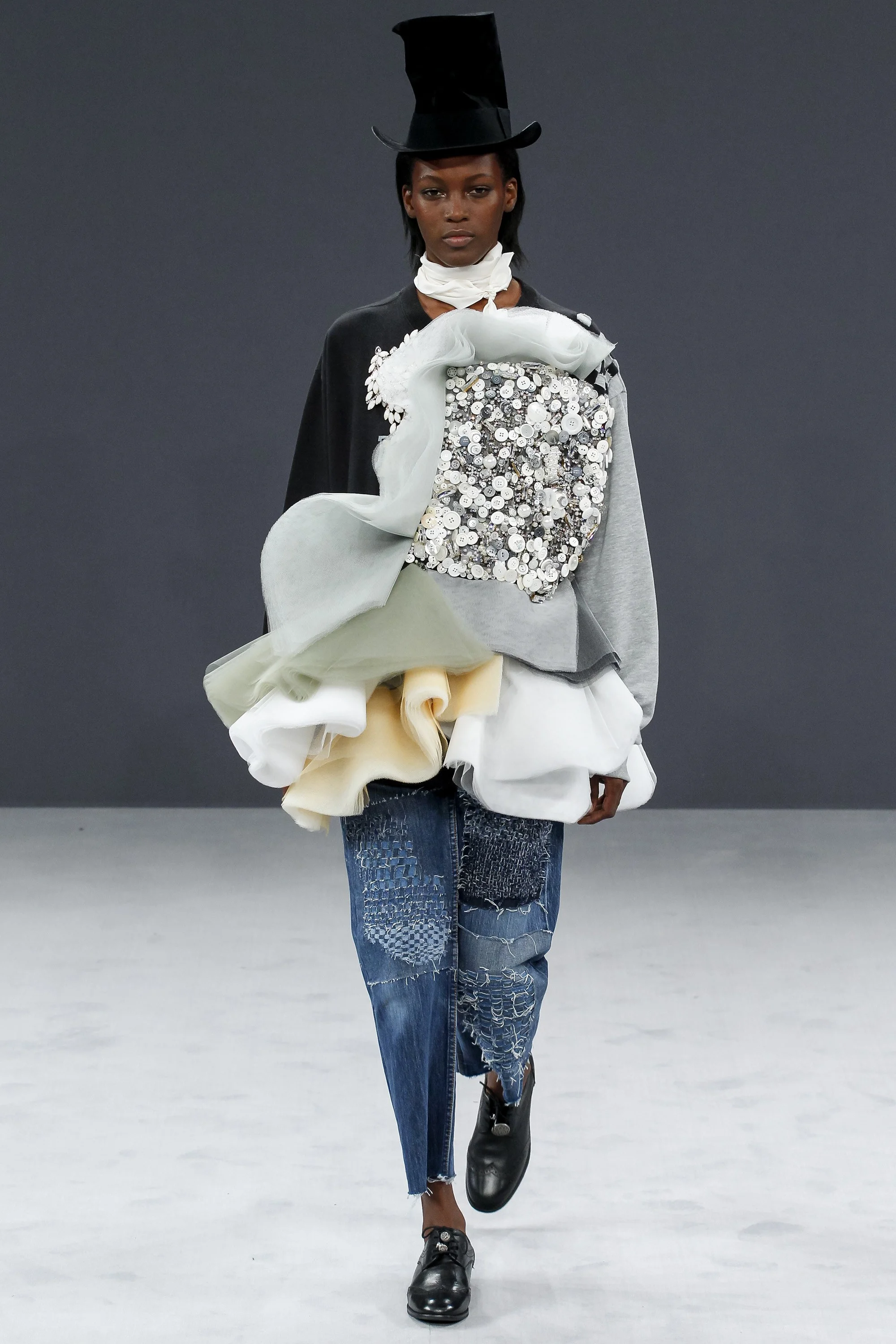 Viktor and Rolf Fall 2016 Couture