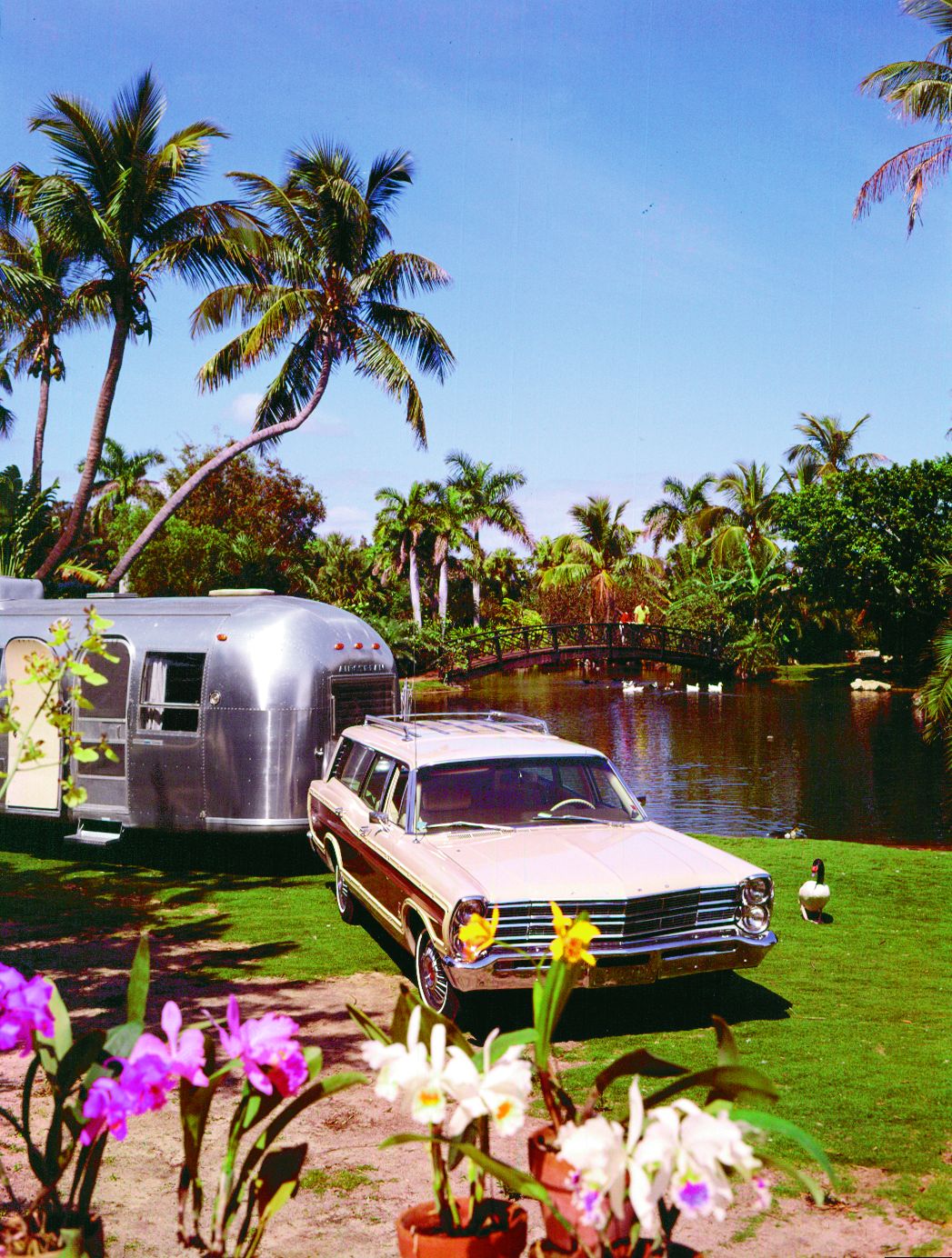  The always-popular Ford Country Squire station wagon was another ideal tow vehicle in the 1960’s and 1970’s. This 1967 model is towing anAirstream in beautiful Hawaii! 