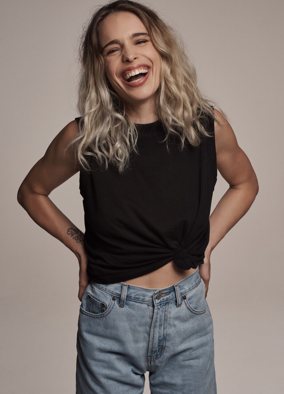  Singer Chelsea Tyler, daughter of Steven Tyler,&nbsp;wears the sleeveless Tee and Reverse Pleated Jeans channeling her dad’s “Easy Fit Jeans” commercial from 1997.&nbsp;“Gap is taking something so classic that we all know and is so quintessential in