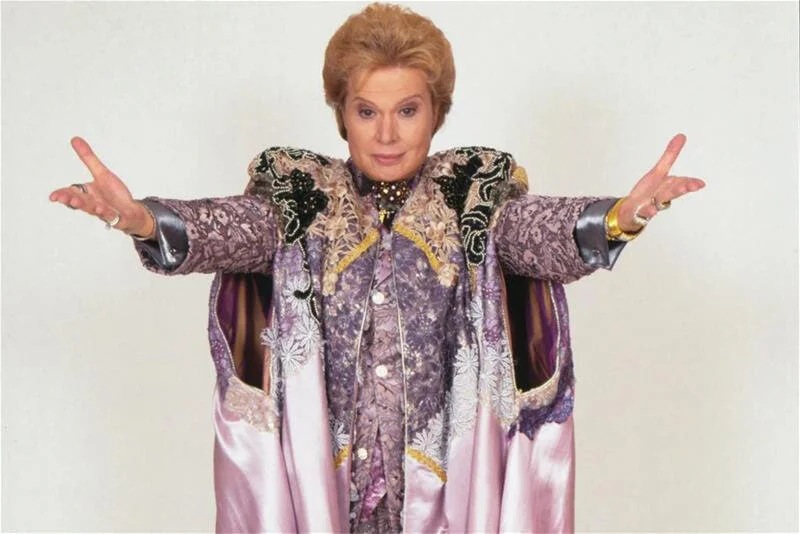 Walter Mercado Mucho Mucho Amor Netflix Fashionado