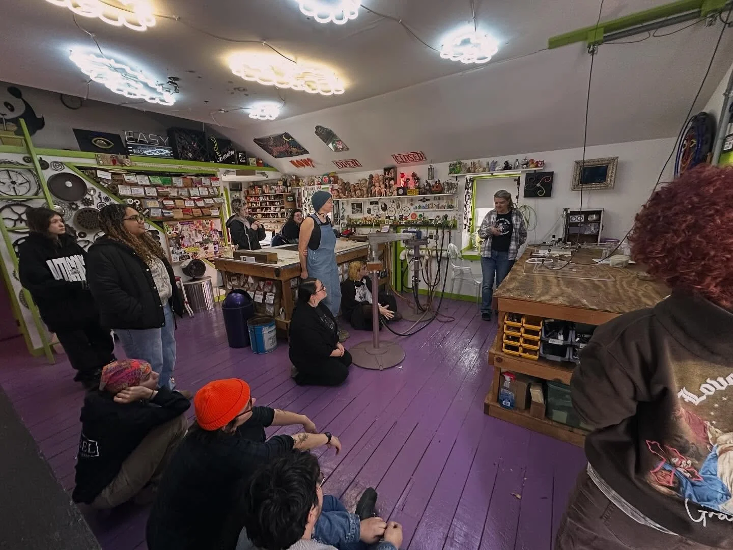 Huge thanks to @eveningneon for hosting my neon class at her studio last week! 

We appreciated the demos and studio visit, it was great and so informative! ✨ 
@tylerglassprogram