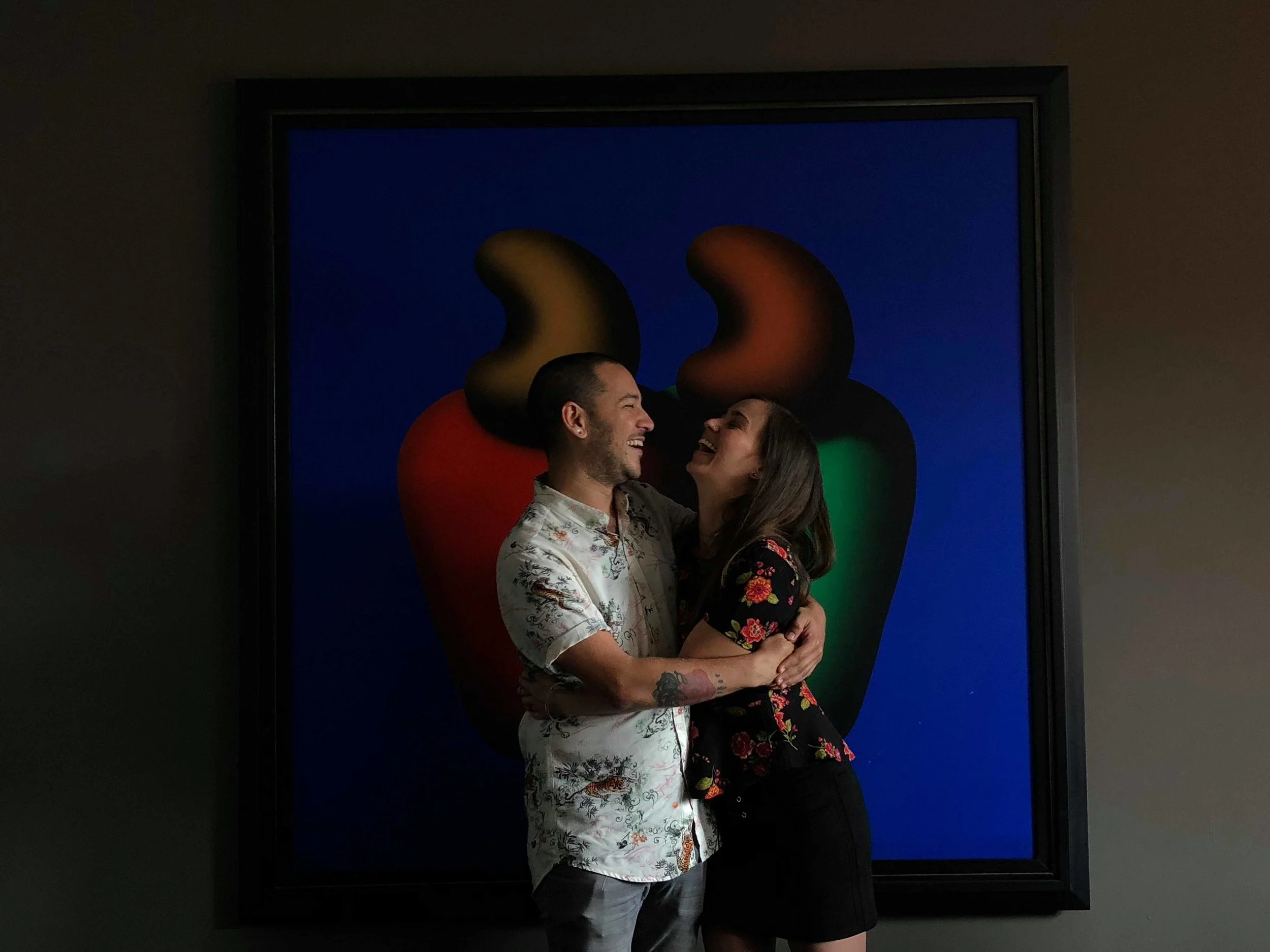 Nuestro amigo, Juan Pablo Carranza nos tomó esta foto el día que nos casamos. Hicimos nuestro matrimonio civil en la oficina de mi amigo (y notario) Jose Arce. En la pared de la oficina tenían esa pintura de dos marañones. Ahora es nuestra foto oficial de bodas. Gracias, Juanpa.