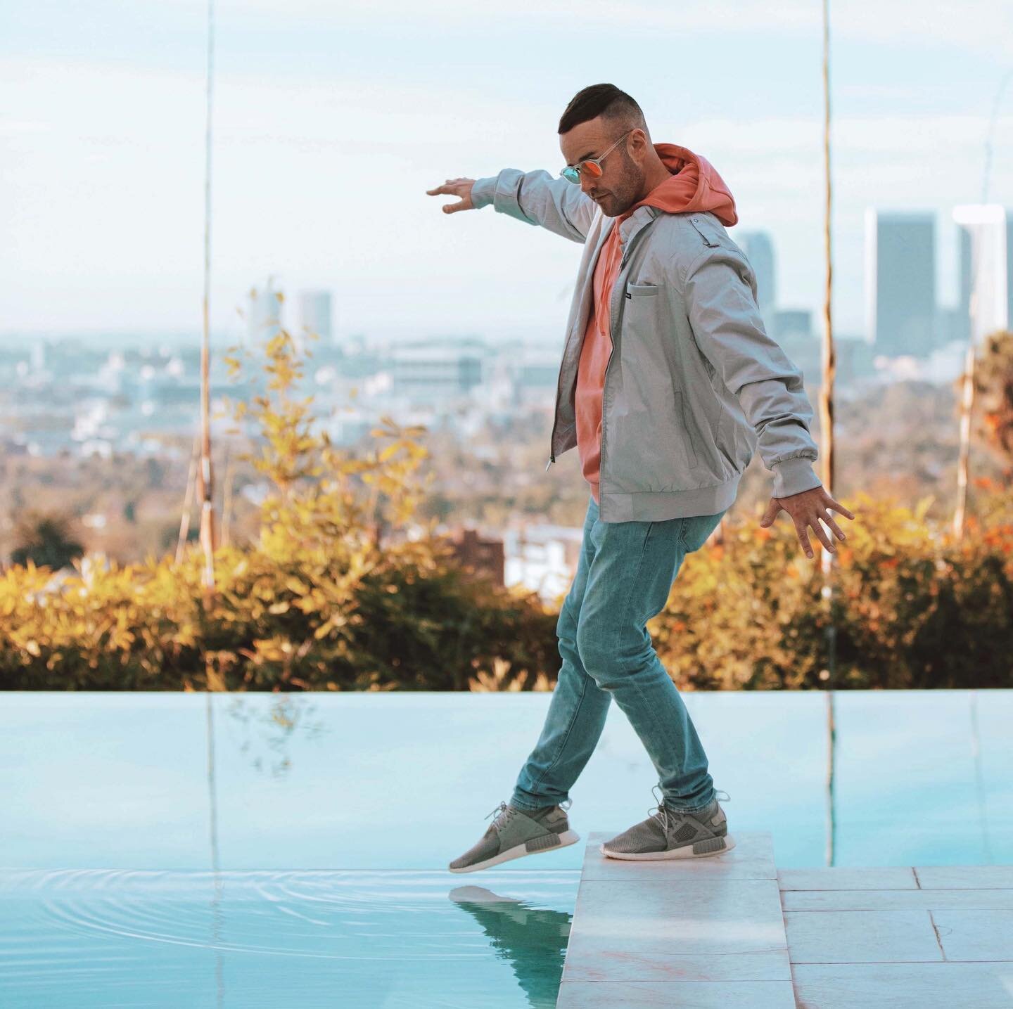 Stepping into 2022 with caution like&hellip; 😬😆
📸 by @fitflexjuli

#2022 #notmypool #beverlyhills #losangeles