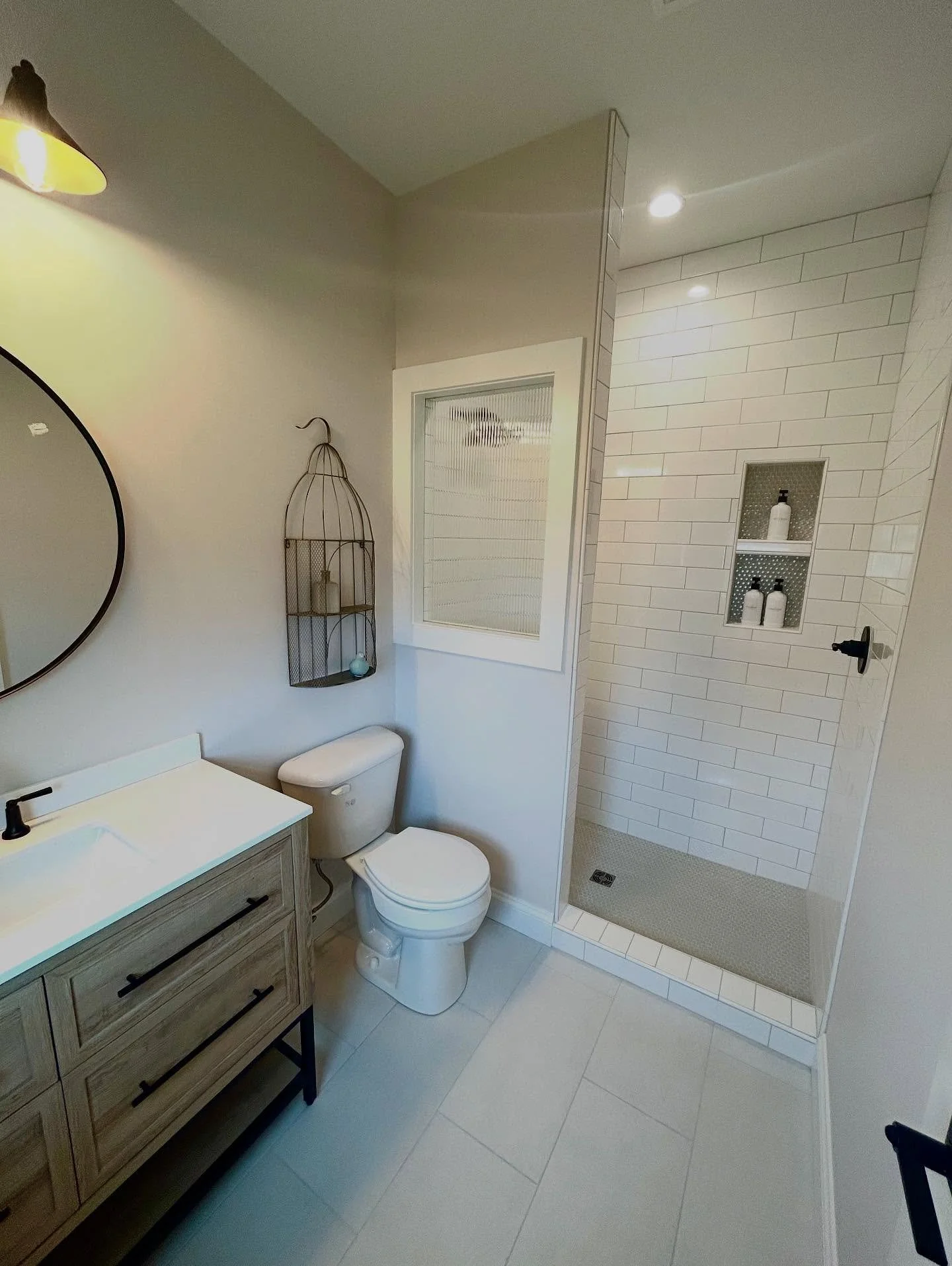 There&rsquo;s nothing better than seeing our quality craftsmanship meet a homeowner&rsquo;s personal style &mdash; like in this bathroom, where function effortlessly blends with design 

#capecharles#esva#qualitycraftmanship#homedesign#newhomes#newho