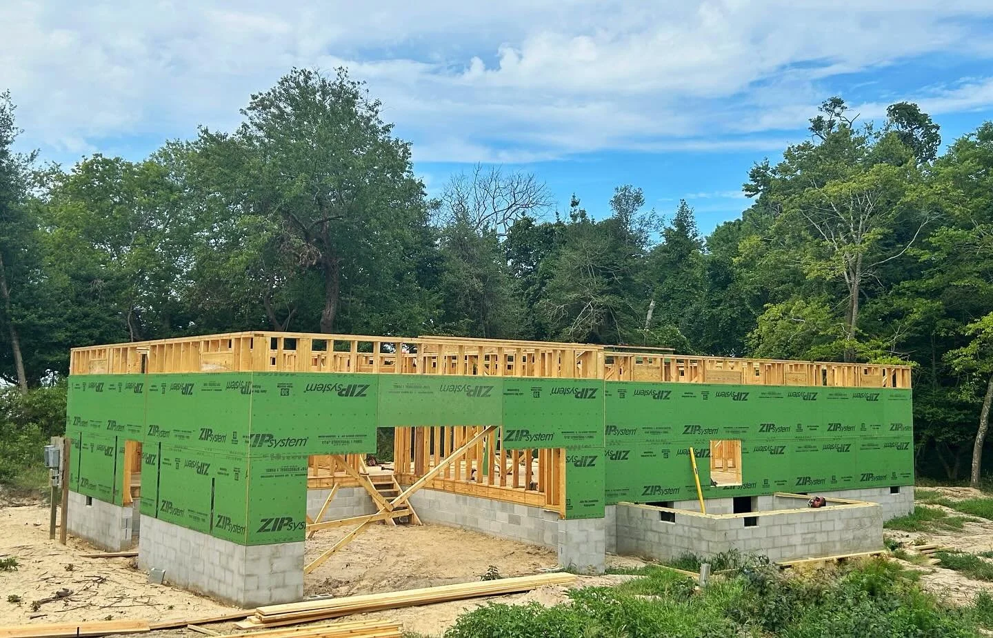 Framing in progress&hellip;
The first glimpse of what&rsquo;s to come ✨

#esva#northamptoncounty#newhome#customhome#newhomebuild#framing#contractor