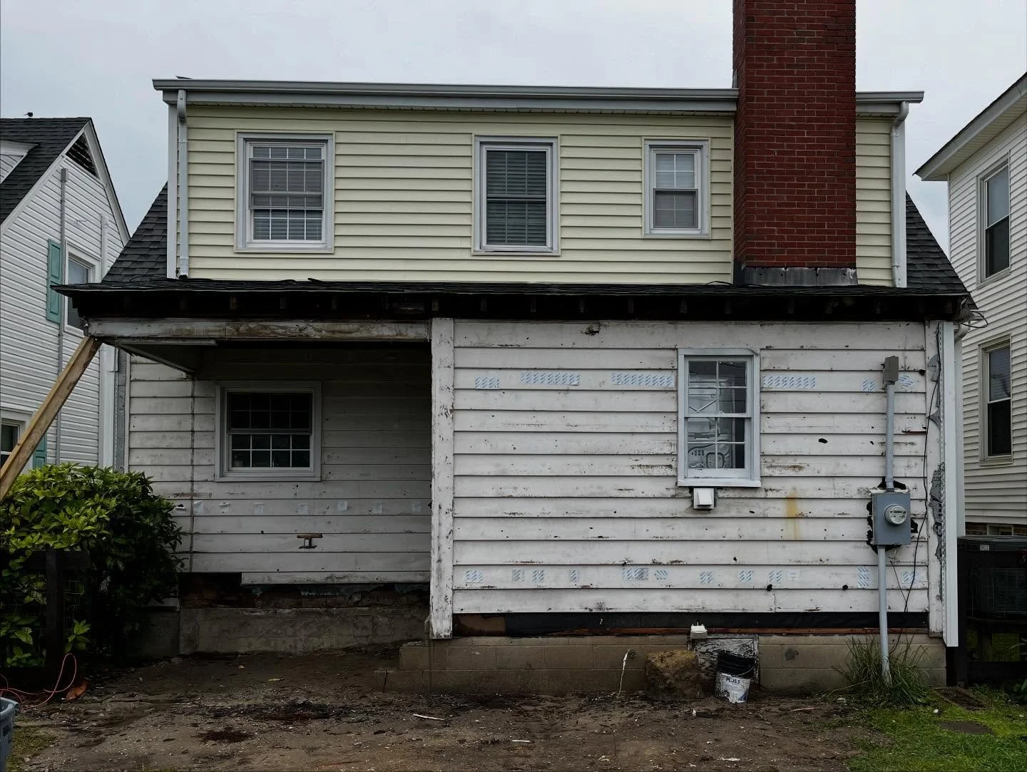 Before ➡️ After
We are so happy with how this addition turned out!
We added extra living space on the rear of this house, plus a second story deck that gives the homeowners an amazing view of the bay. 🌅

*credit to the homeowner for the great photos