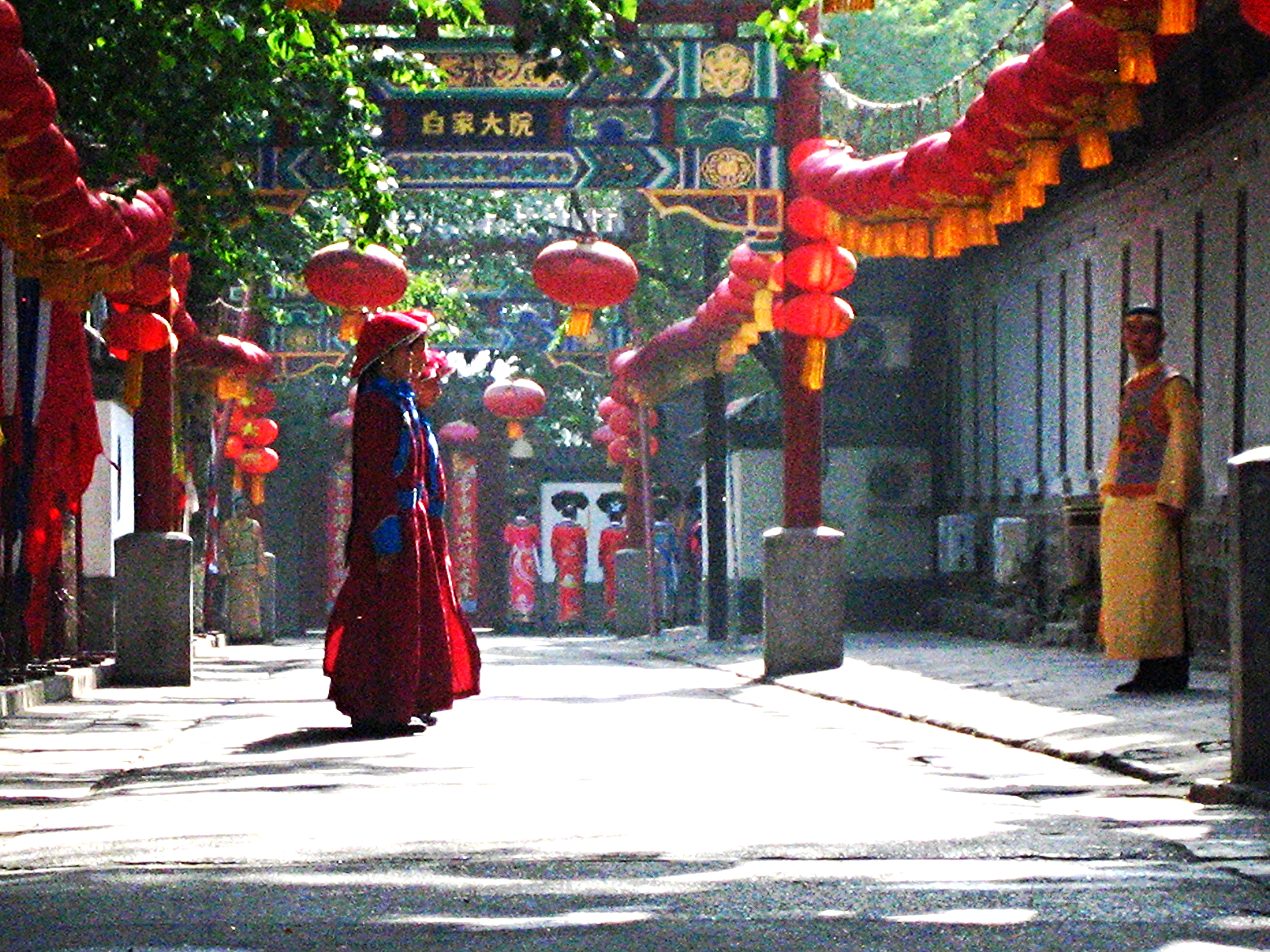 Hang the red lantern