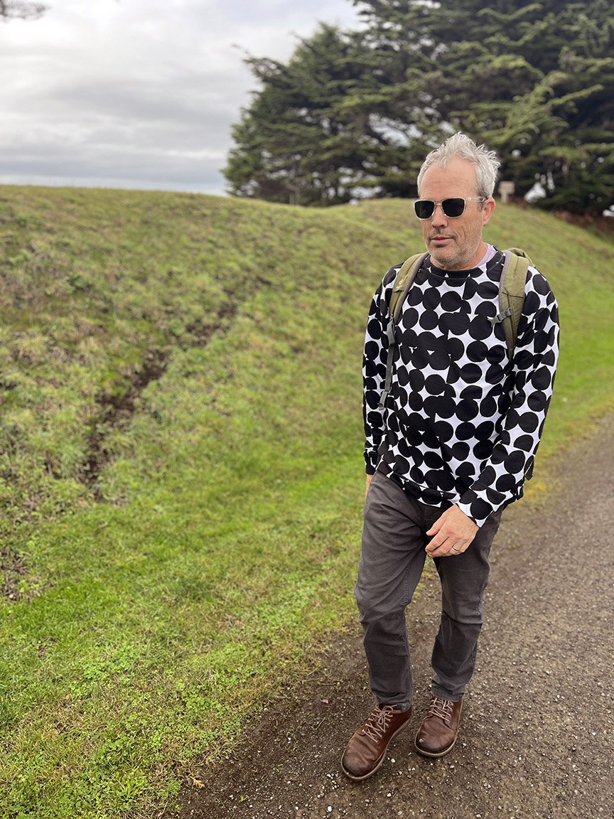 DOTSEATSHIRTwalking.jpg