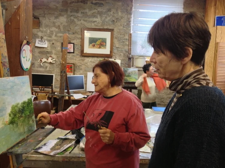 Lanna with student in Wednesday 10:00 class.