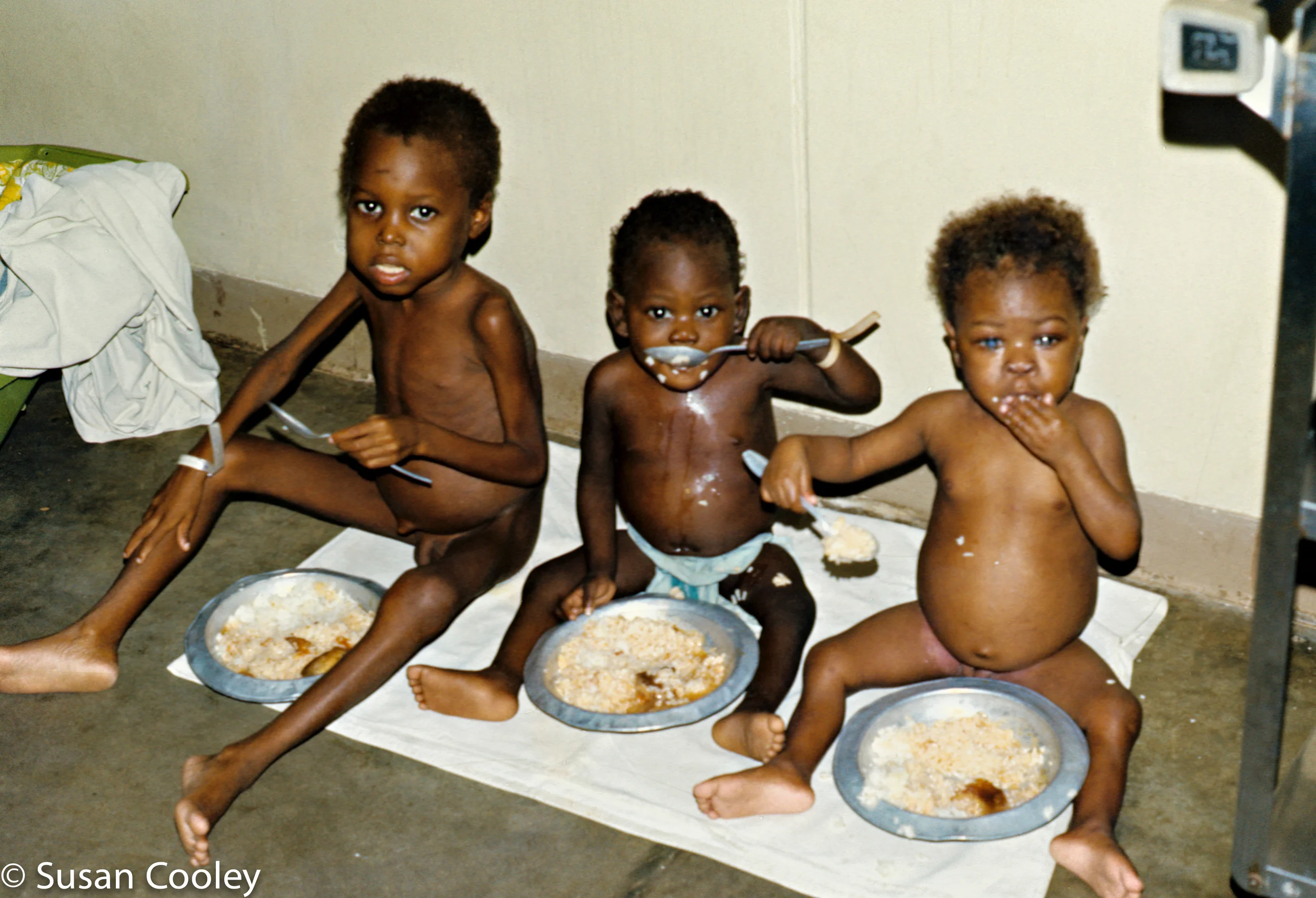 Mealtime in the Kwashiorkor ward, HAS, 1974.