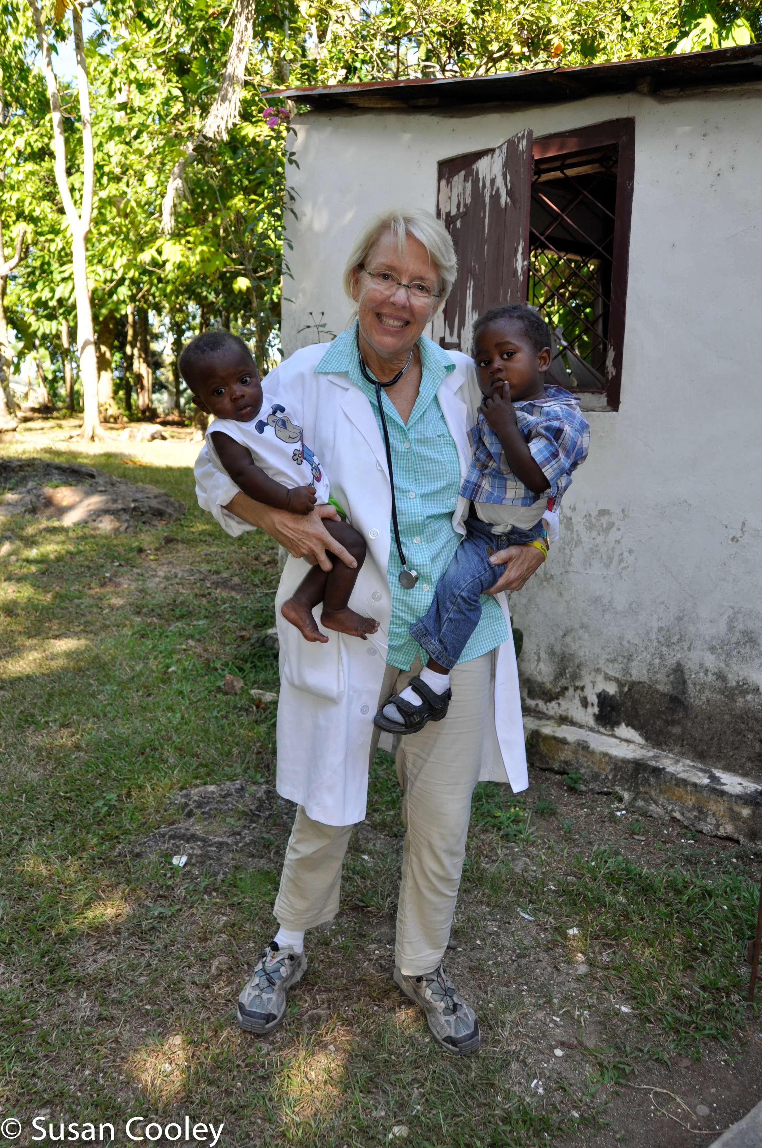 Susan with Haitian patients, 2013.