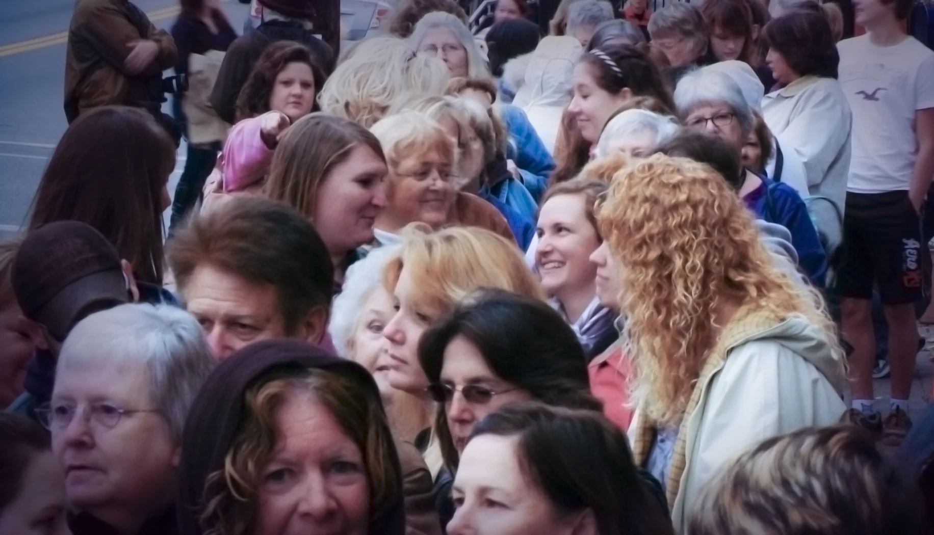 Fans in line at a Nora Roberts signing
